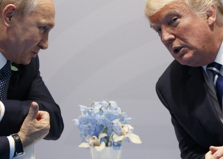 ARCHIVO – El entonces presidente de EEUU, Donald Trump, conversa con el presidente ruso Vladímir Putin en la Cumbre del G20 en Hamburgo, Alemania, el 7 de julio de 2017. (AP Foto/Evan Vucci, Archivo)