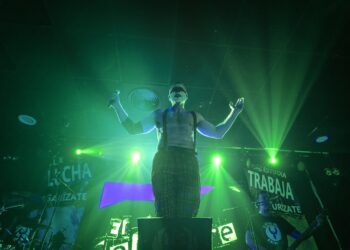 EL NOI DEL SUCRE Y SU PUNK ANARQUISTA LLENAN DE ENERGÍA Y EMOCIÓN EL ESTADIO FRAY NANO EN LA CDMX