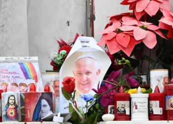 Plegarias, veladoras y globos por la salud del papa Francisco