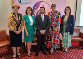 UN EJEMPLO DE FUERZA FEMENINA EN LA MEDICINA Cerca del 50% de los especialistas en otorrinolaringología y cirugía de cabeza y cuello en México, son mujeres