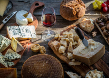 Trilogía de sabores: pan, queso y vino