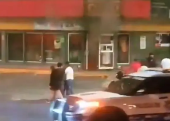 Asesinan a dos policías municipales e incendian tienda de conveniencia en Puebla