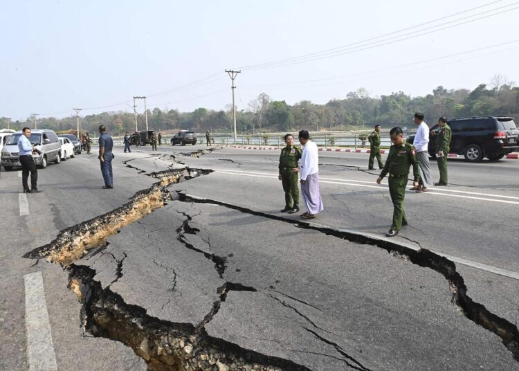En esta imagen proporcionada por The Myanmar Military True News Information Team, el general sénior Min Aung Hlaing, al centro, inspecciona una carretera dañada por un terremoto el viernes 28 de marzo de 2025, en Naypyidó, Myanmar. (The Myanmar Military True News Information Team vía AP)