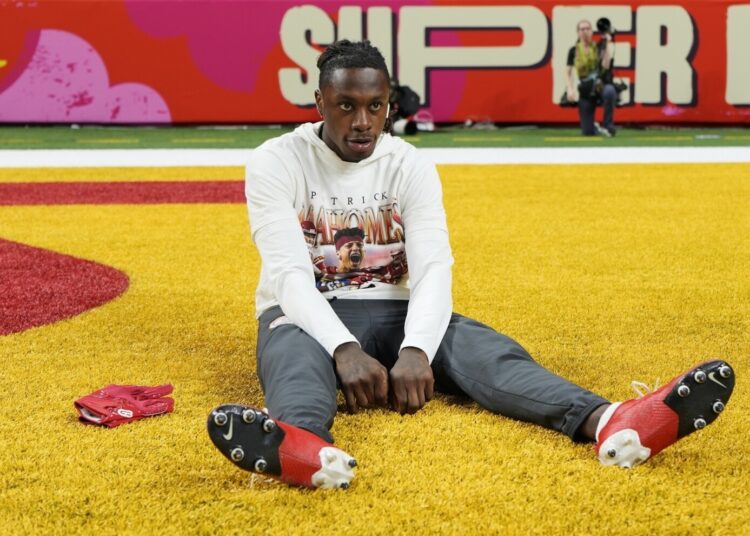 El receptor de los Chiefs de Kansas City Xavier Worthy calienta en el campo antes del Super Bowl LIX ante los Eagles de Filadelfia el domingo 9 de febrero del 2025. (AP Foto/Brynn Anderson)