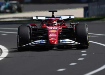 Leclerc y Norris dominantes, Verstappen en apuros en primeros libres del GP de Australia