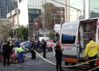 Transporte público atropella a moteros en San José Insurgentes y una mujer muere en el hecho