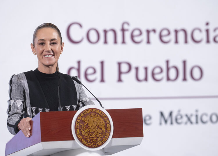 Cuauhtémoc, Ciudad de México. 1 de abril 2025. La presidenta constitucional de los Estados Unidos Mexicanos, la Doctora Claudia Sheinbaum Pardo en conferencia de prensa matutina en el salón de la Tesorería de Palacio Nacional. Acompañan a la presidenta: David Kershenobich, secretario de salud; Eduardo Clark, subsecretario de Integración y desarrollo del sector salud; Zoé Alejandro Robledo Aburto, director general del Instituto Mexicano del Seguro Social (IMSS); Martí Batres Guadarrama, director general del Instituto de Seguridad y Servicios Sociales de los Trabajadores del Estado (ISSSTE); Alejandro Svarch Pérez, director general de IMSS-Bienestar y Pablo Gómez director de la Unidad de Inteligencia Financiera.  Foto: Saúl López Escorcia/Presidencia