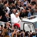 Papa Francisco reaparece para el Urbi et Orbi y saluda desde el papamóvil