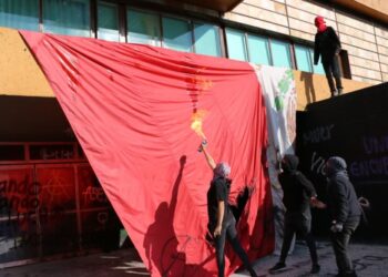 Encapuchados vandalizan UNAM y queman bandera de México