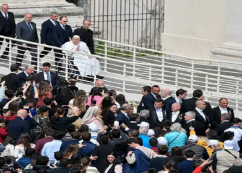Papa Francisco aparece por sorpresa en la plaza de San Pedro en Domingo de Ramos