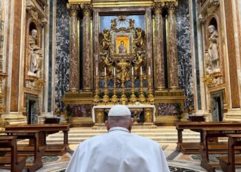El papa Francisco quiere dar la bendición de inicio de Pascua, aunque no oficiará la misa del Domingo de Resurrección, informa el Vaticano