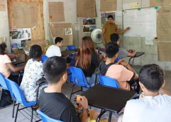 Maestros imparten clases a niños migrantes varados en Tapachula