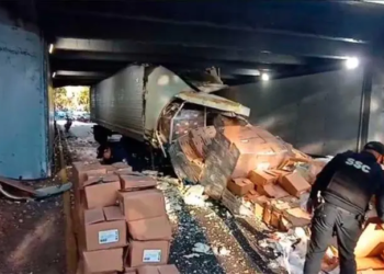 Se atora tráiler en bajo puente de Viaducto Río Becerra
