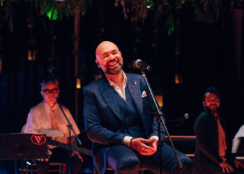 SANTIAGO CRUZ ESTRENA “TODOS TENEMOS CICATRICES”, UNA CANCIÓN INÉDITA QUE HABLA DE LA ACEPTACIÓN, LA FRAGILIDAD Y LA RECONSTRUCCIÓN EMOCIONAL