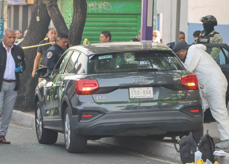 CIUDAD DE MÉXICO, 20MAYO2025.- Ximena Guzmán, secretaria particular de la jefa de Gobierno Clara Brugada, y su asesor José Muñoz fueron asesinados la mañana de este martes. El ataque ocurrió sobre Avenida Tlalpan, a la altura del cruce con Eje 4 Sur Xola, en la alcaldía Benito Juárez. Un sujeto armado dispararo contra las víctimas y huyó del lugar a bordo de una motocicleta. FOTO: ROGELIO MORALES/CUARTOSCURO.COM