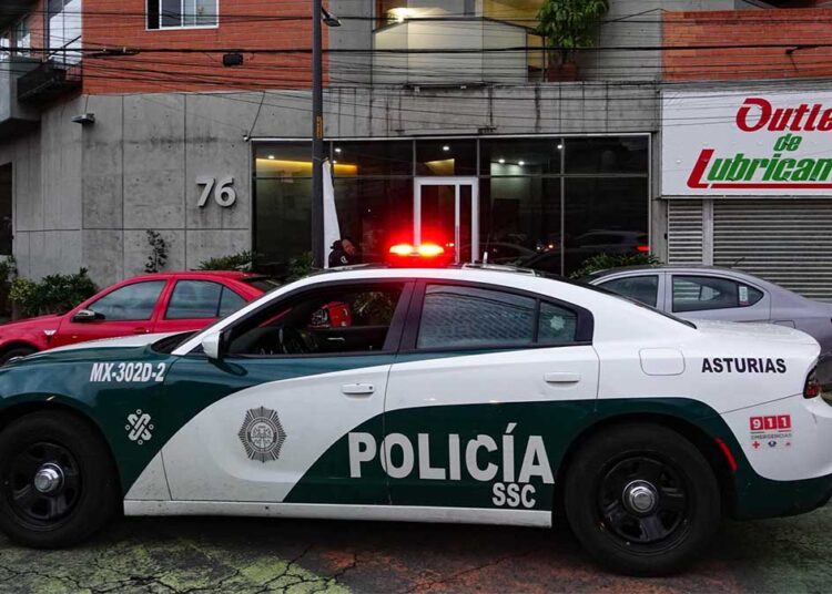 CIUDAD DE MÉXICO, 07AGOSTO2024.- Una mujer  presuntamente de origen colombiano, aproximadamente 26 años fue encontrada sin vida al interior de un departamento ubicado en la calle Doctor Márquez y Doctor Vertiz, esto en la  colonia Doctores de la alcaldía Cuauhtémoc.  En imagen fachada de la torre de departamentos marcada con el número 76 con patrulla del sector Asturias. 
FOTO: ROGELIO MORALES /CUARTOSCURO.COM