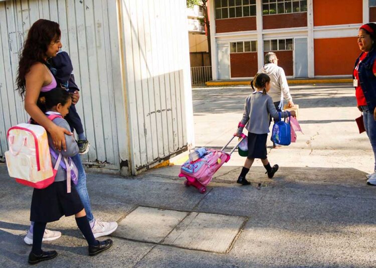 CIUDAD DE MÉXICO. 28ABRIL2025.- Hoy regresaron a clases millones de estudiantes del nivel medio básico. Después del período vacacional de Semana Santa. FOTO: VICTORIA VALTIERRA/CUARTOSCURO.COM