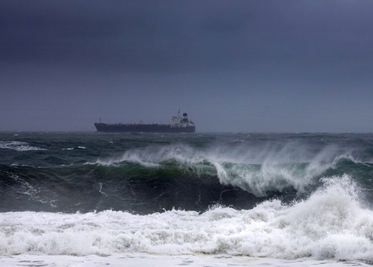 Fotografía donde se observa el fuerte oleaje ante la llegada del huracán 'Erick', ayer miércoles, en Salina Cruz en Oaxaca (México). EFE/ Luis Villalobos