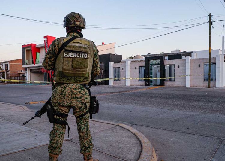 CULIACÁN, SINALOA, 06MAYO2025.- La violencia volvió a sacudir la zona sur de Culiacán, donde grupos del crimen organizado protagonizaron una persecución en la colonia Emiliano Zapata, dejando varios vehículos estacionados con daños por impactos de bala. Poco después, una vivienda en la colonia Miguel Hidalgo fue atacada, resultando en daños materiales, aunque sin reportes de personas lesionadas. Minutos más tarde, sujetos armados que viajaban presuntamente en una camioneta dispararon contra un local comercial en la colonia Las Quintas, el cual operaba como dispensario. Este hecho marca el segundo día consecutivo de escalada violenta en la capital sinaloense. FOTO: JOSÉ BETANZOS ZÁRATE/CUARTOSCURO.COM