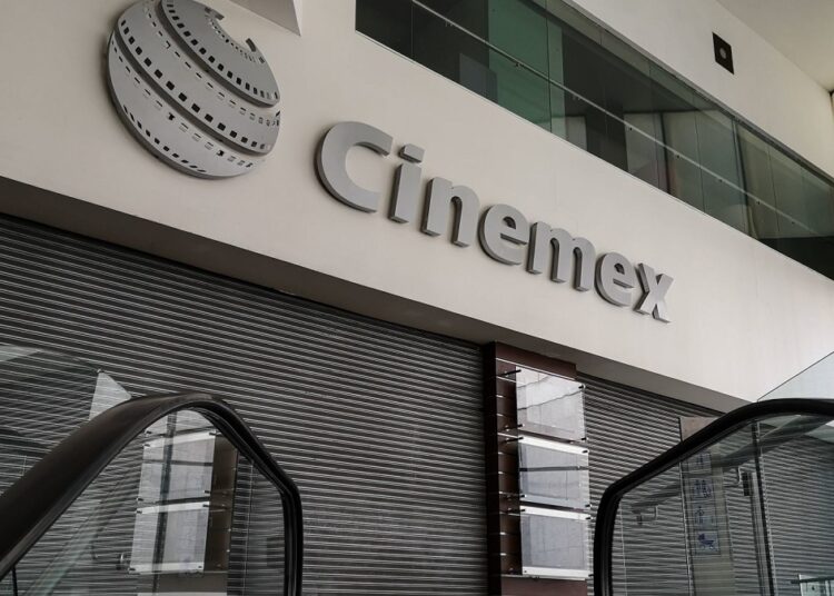Las dos principales cadenas exhibidoras en México: Cinemex y Cinépolis, se encuentran en una compleja situación económica luego que sus salas tuvieran que cerrar nuevamente en diciembre de 2020 debido a la pandemia de covid-19 en el país.